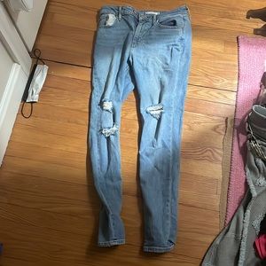 Gently used high rise skinny Levi’s, size 28